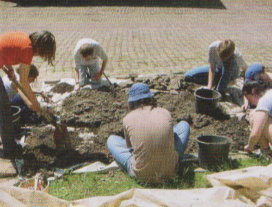 Durchkellen des Brunnenaushubs im Schlosshof in Soling 2002
