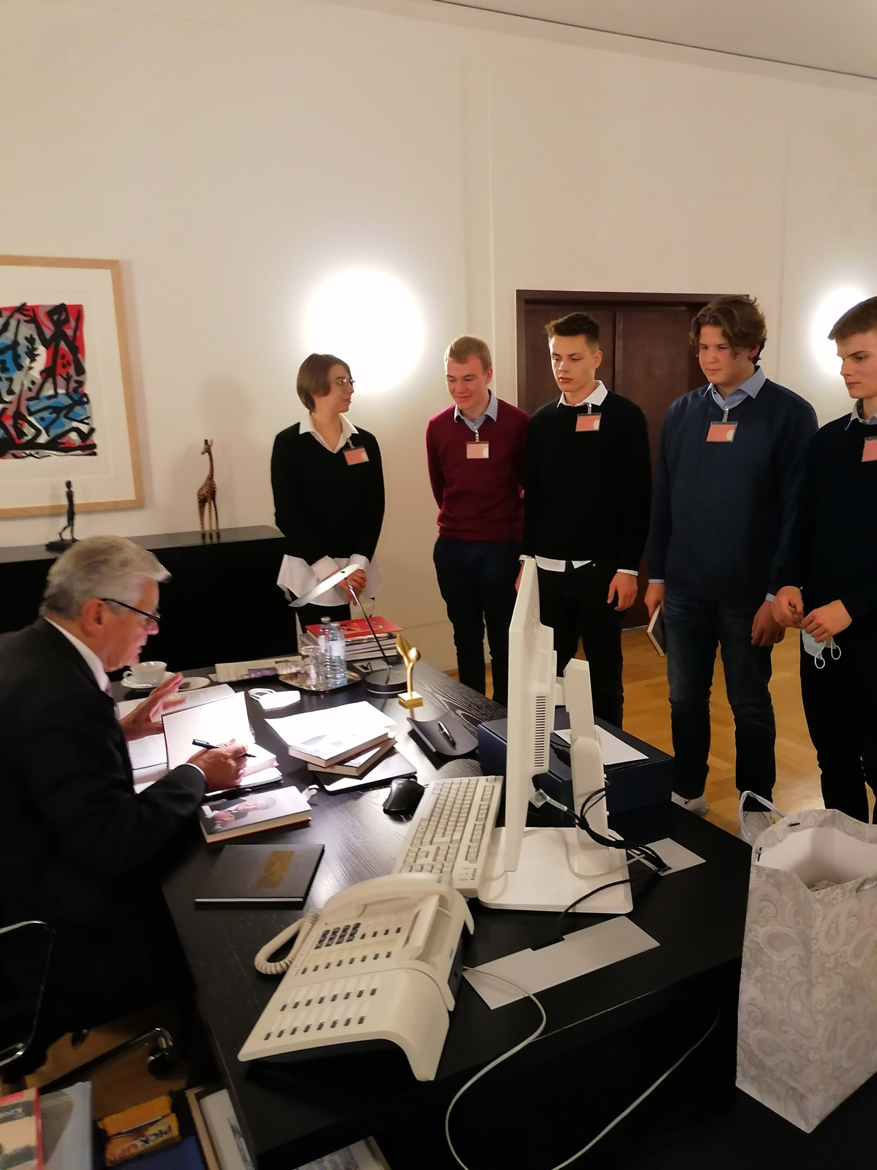 Signierstunde – Nach dem Interview hatten die Teilnehmer noch die Gelegenheit, ihre mitgebrachten Bücher von Herrn Gauck signieren zu lassen