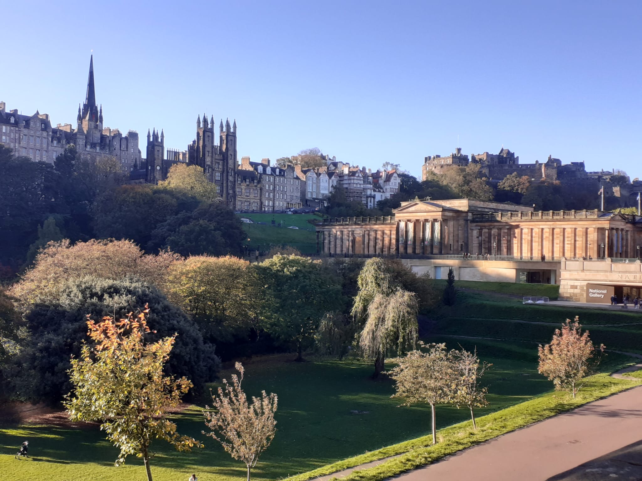 Abbildung 8: Edinburgh, rechts befindet sich das National Art Museum of Scotland, an dem ein Park grenzt. Auf dem Hügel
befinden sich alte Schlossgebäude, hinter denen verbirgt sich die Altstadt.